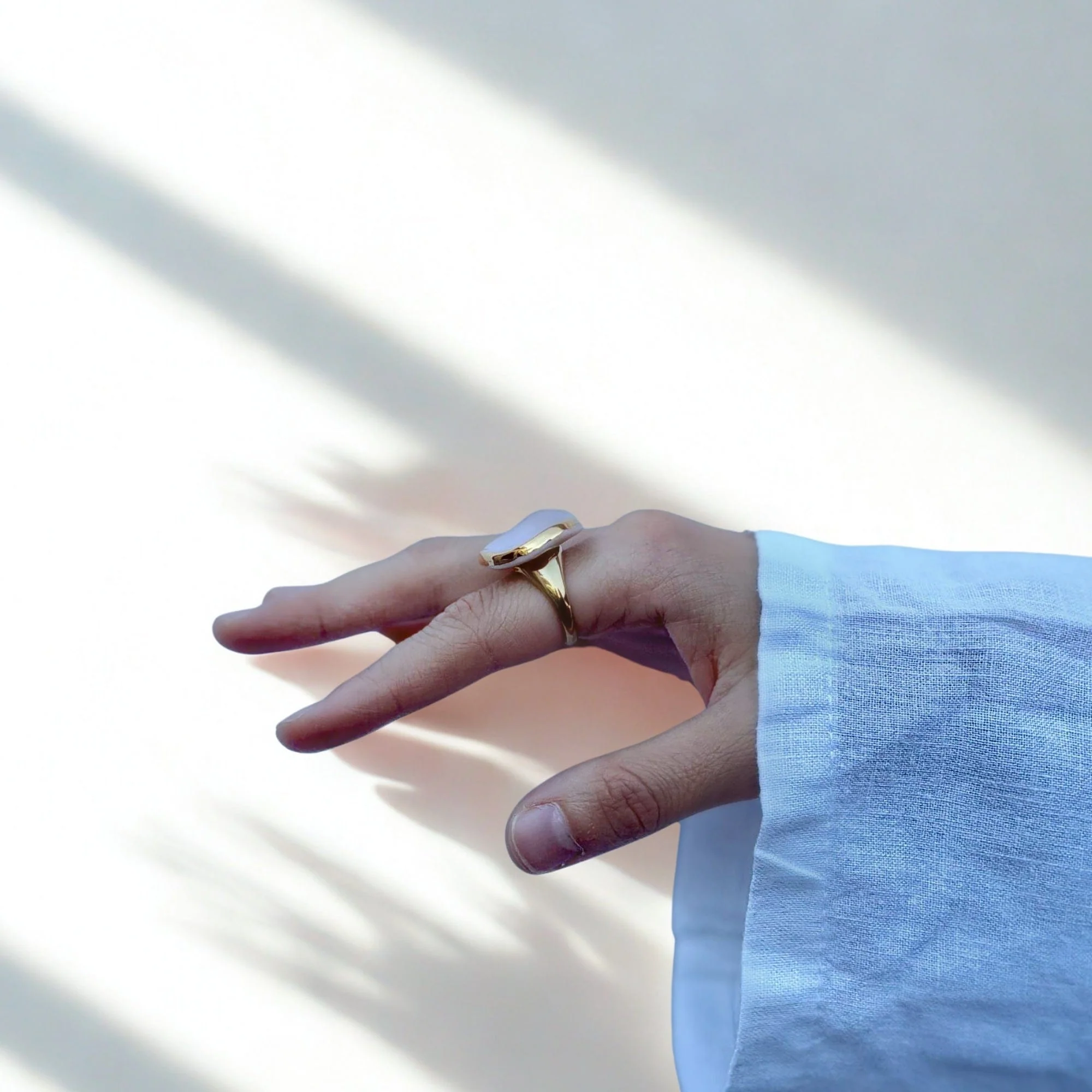 Leda | Handcrafted pink ceramic ring with gold luster - Image 2