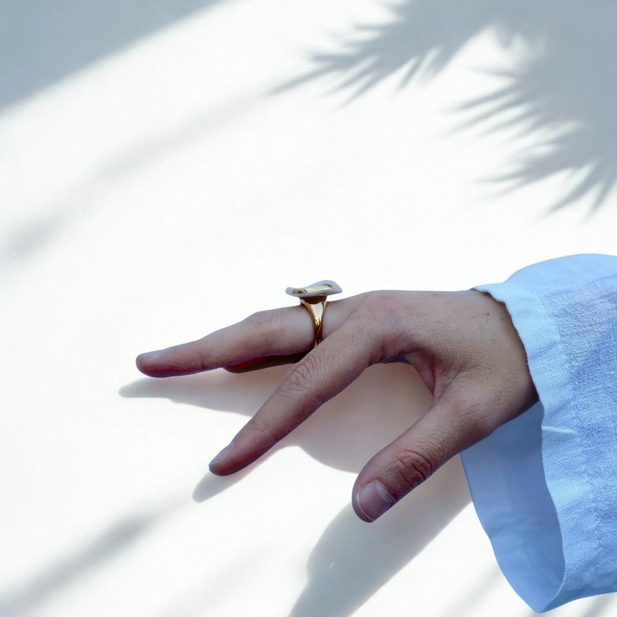 Leda | Handcrafted pink ceramic ring with gold luster - Image 3