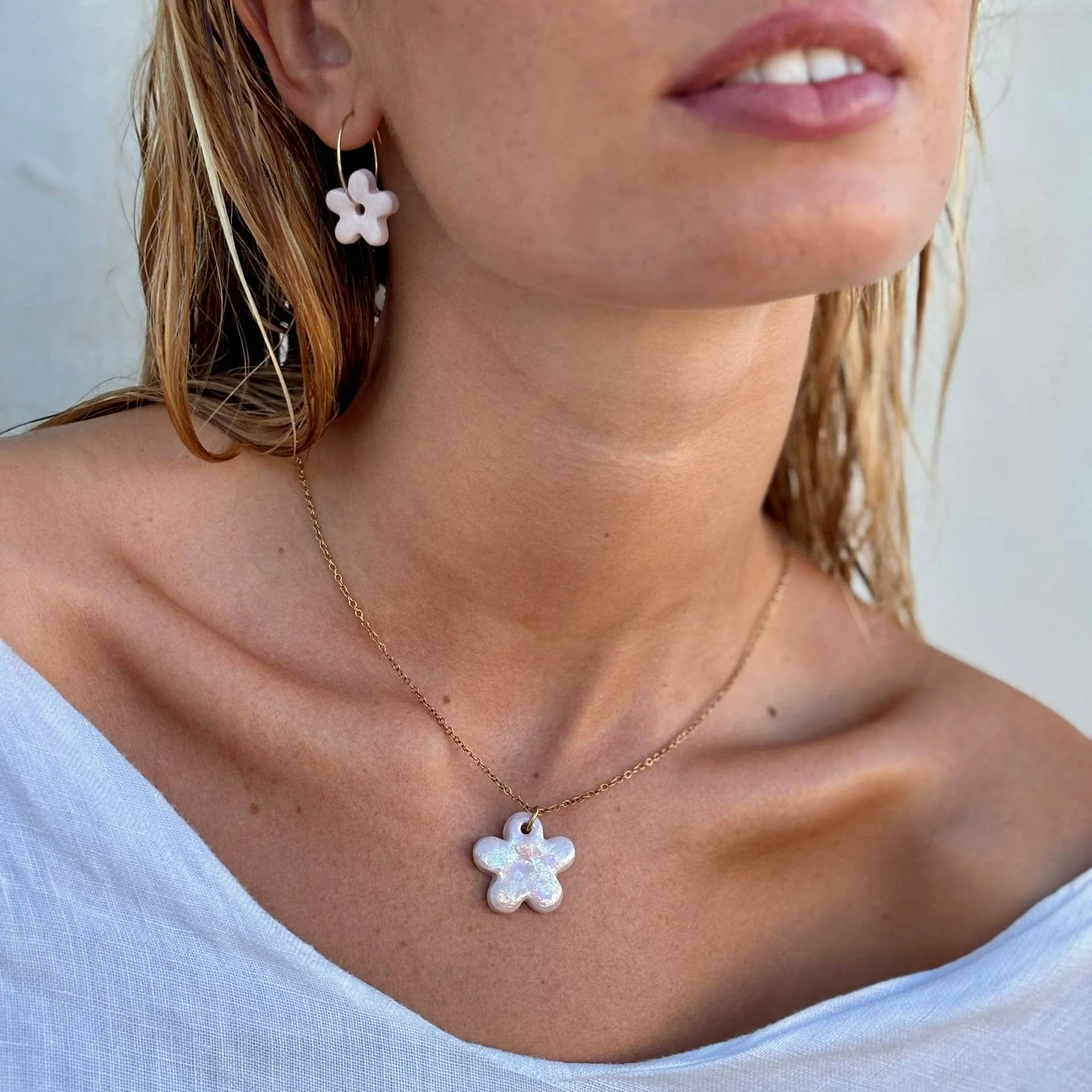 Mimì | Handcrafted pink floral ceramic dangle earrings - Image 3