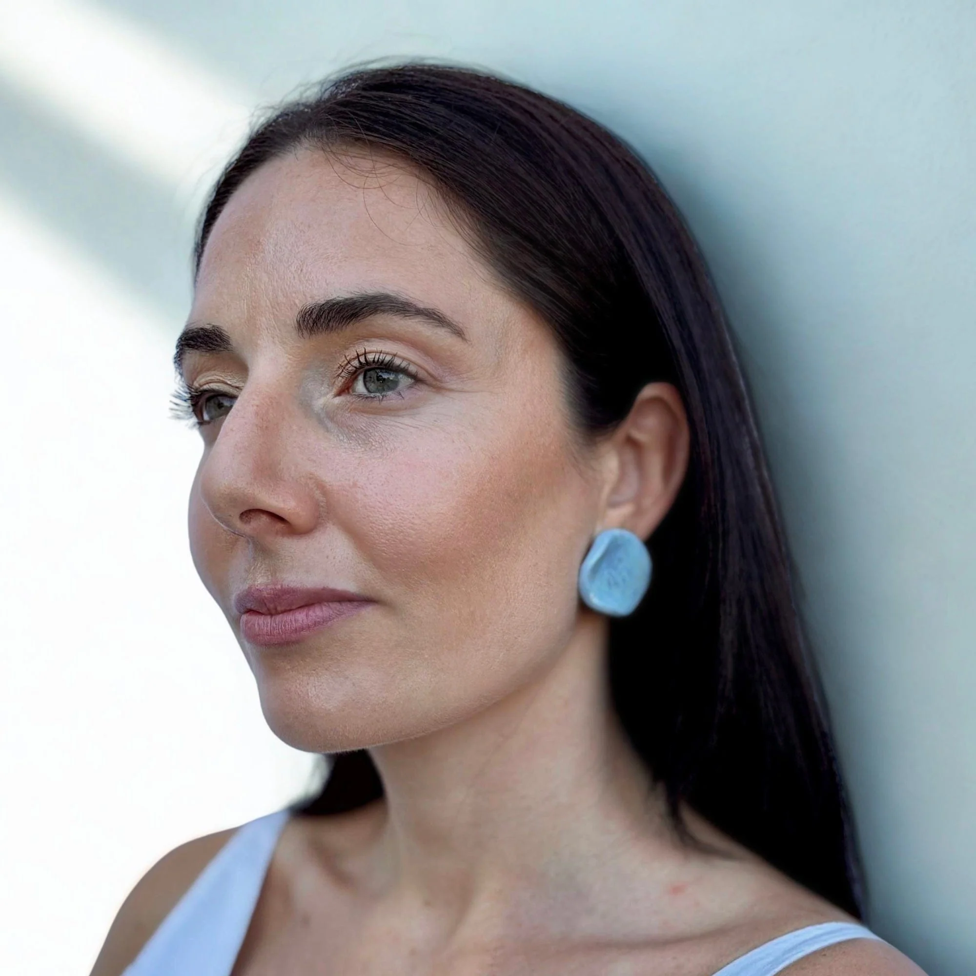 Perla | Handcrafted pearl light blue ceramic stud earrings - Image 3