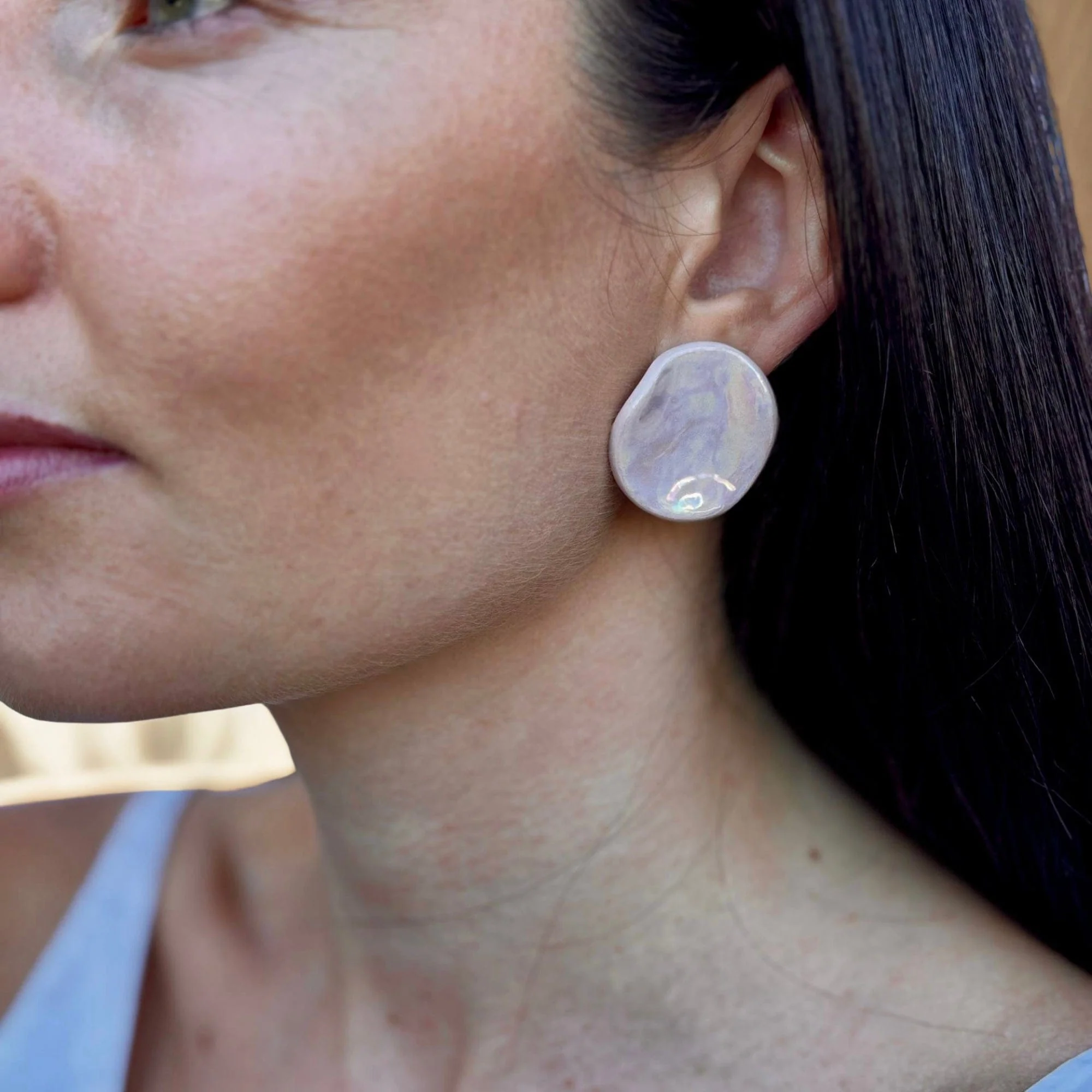 Perla | Handcrafted pearl-pink ceramic stud earrings - Image 3