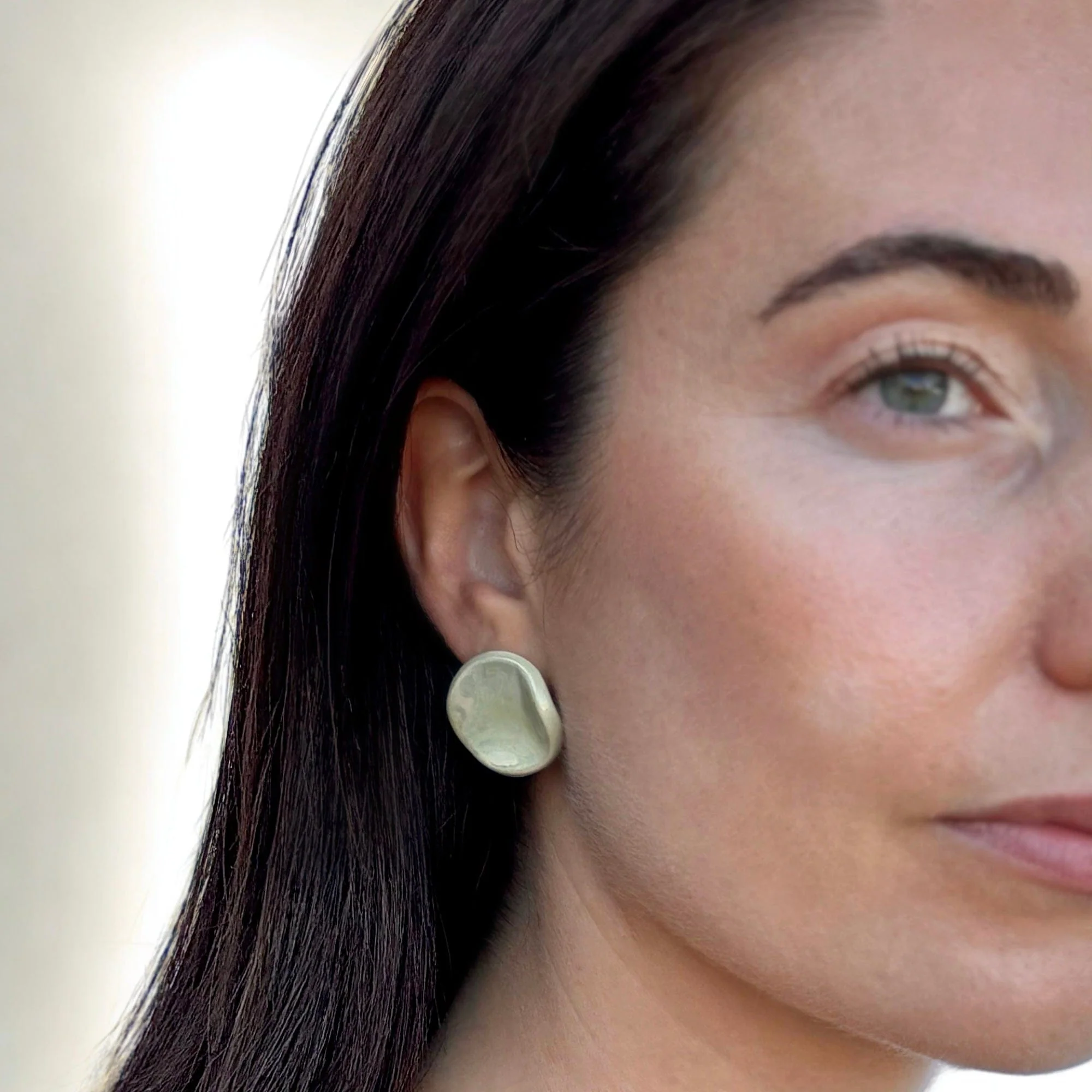 Perla | Handcrafted pearl sage-green ceramic stud earrings - Image 3
